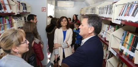 Imagen El nuevo Bibliobús de la Diputación, ilustrado en su exterior por la dibujante Mónica Carretero, se pone en marcha