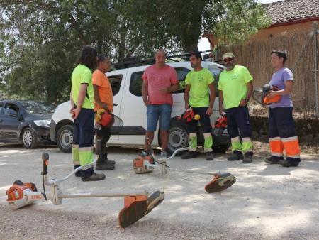 Imagen Veintisiete operarios de las brigadas forestales de la Diputación realizan trabajos de prevención en el interfaz urbano forestal de los municipios afectados por el fuego declarado ayer en Navafría