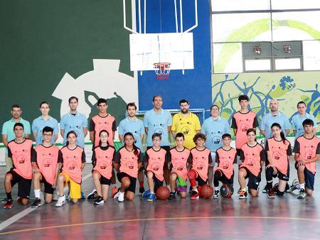 Imagen Los pequeños deportistas del 'Especialízate' de Baloncesto de la Diputación aprenden de la mano de David González 'Davo'