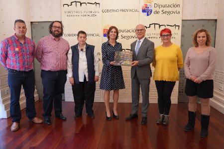 Imagen La visita al Palacio Provincial del Diputado de Común de Canarias, Rafael Yanes, preludia la gala de hermanamiento en el Teatro Juan Bravo con los vecinos de La Palma de FEDASVE