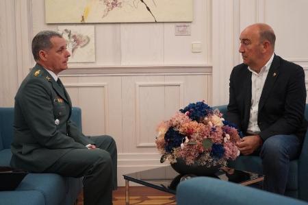 Imagen El presidente de la Diputación agradece al coronel de la Guardia Civil José Luis Ramírez su trabajo por la seguridad de la provincia a lo largo de los últimos siete años
